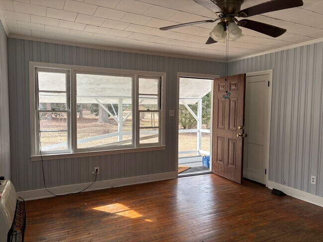 Foto del edificio - 3 BED, 1 BATH FARM HOUSE LOCATED IN STAR!