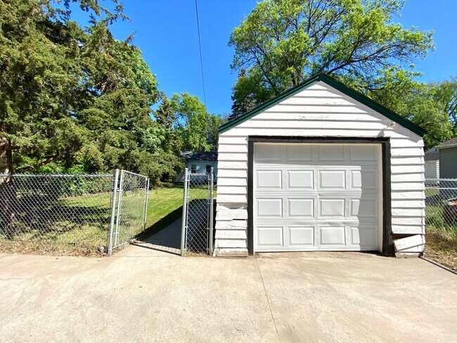 Building Photo - Beautiful 4 bed 2 bath