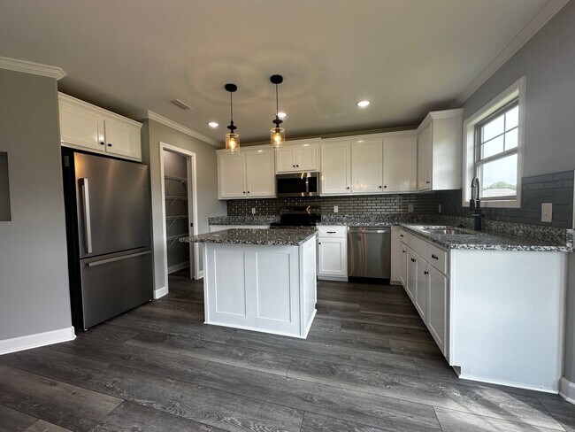 Foto del edificio - Available Now!