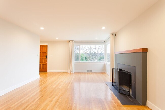 Foto del edificio - Beautiful 4 Bedroom Home in Queen Anne!