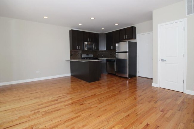 Building Photo - 4759 N Maplewood Ave