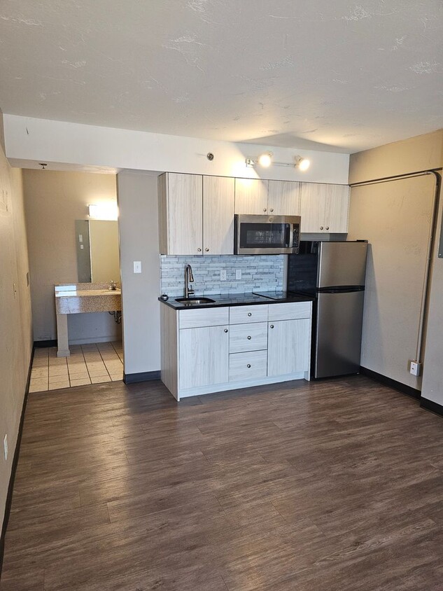 Primary Photo - Remodeled Studios near Memorial Park and S...