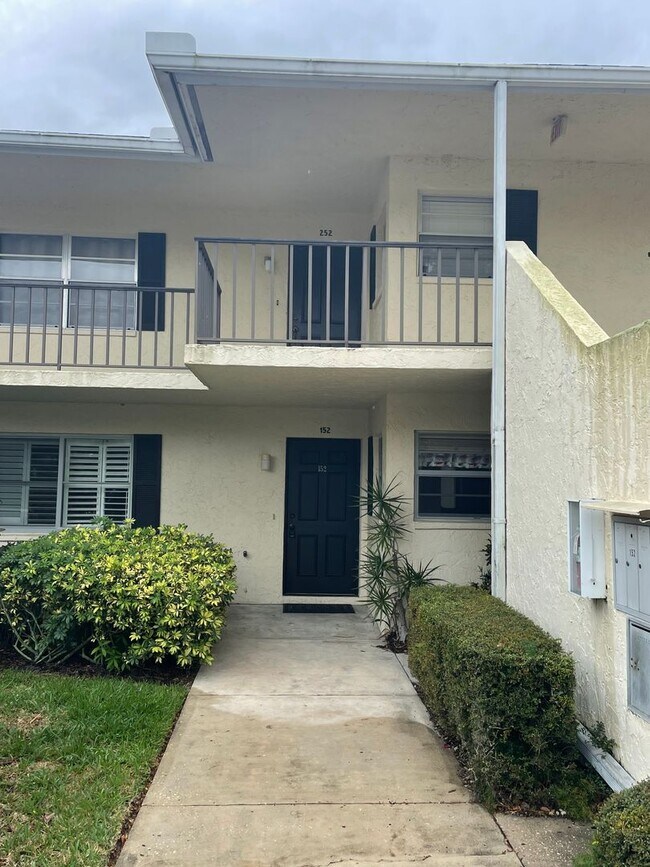 Foto del edificio - ANNUAL UNFURNISHED 2/2 condo in Palm Air S...