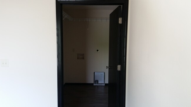 Vestidor con lavadora y secadora - 1032 Newton Rd