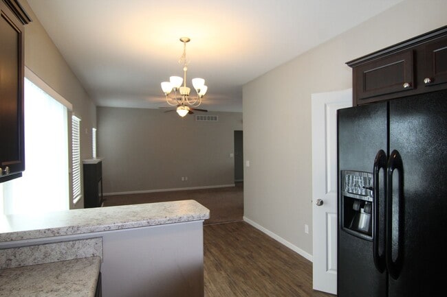 Building Photo - 4 bed/3 bath Split-foyer. Great Location!