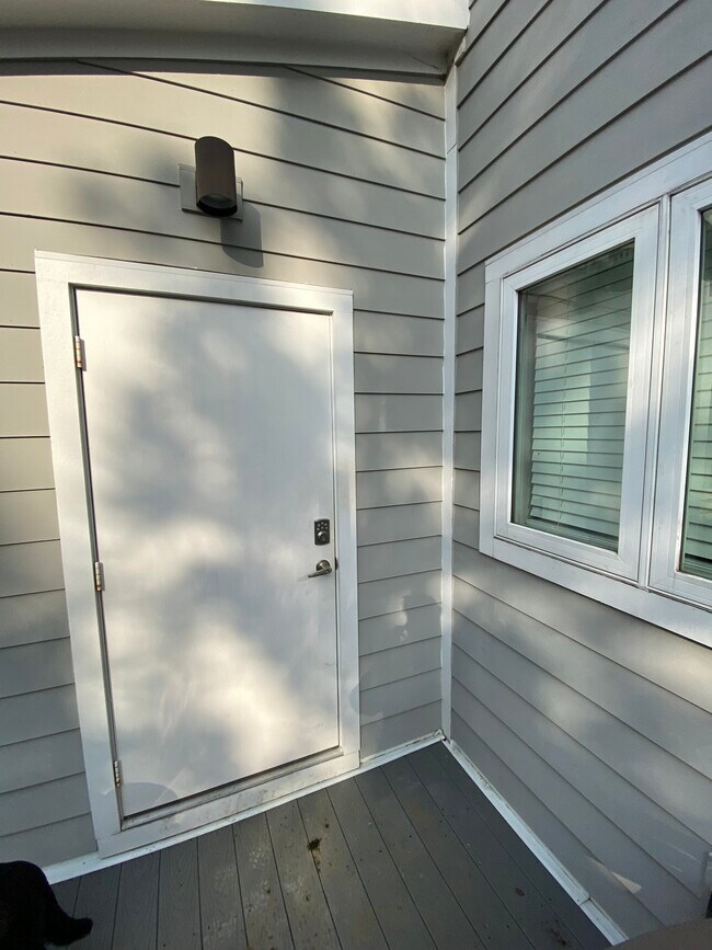 Foto del edificio - 619A Moore Ave