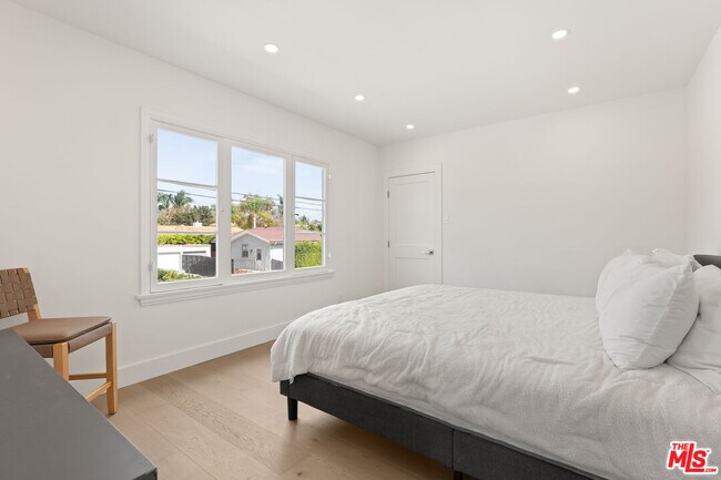 Foto del edificio - 8210 Clinton St