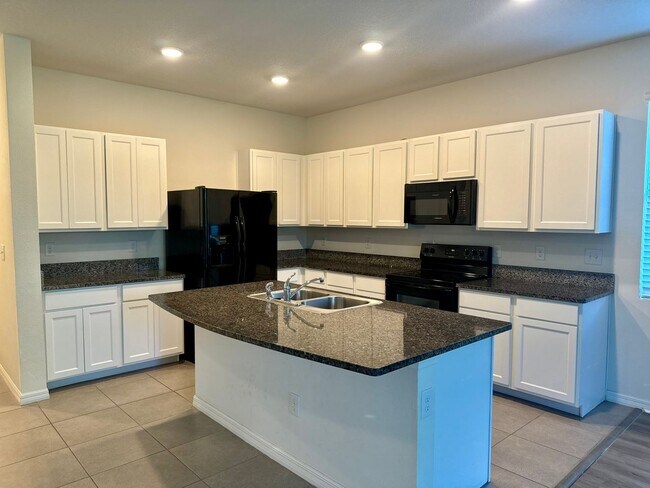 Foto del edificio - Gated Townhome In Riverview