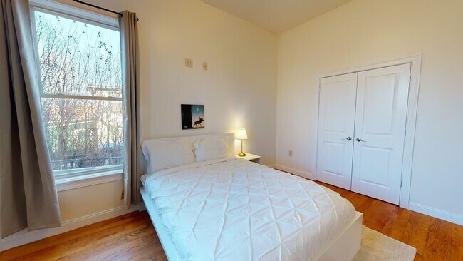 Building Photo - #829 Queen room in Roxbury 4-bed / 2.0-ba