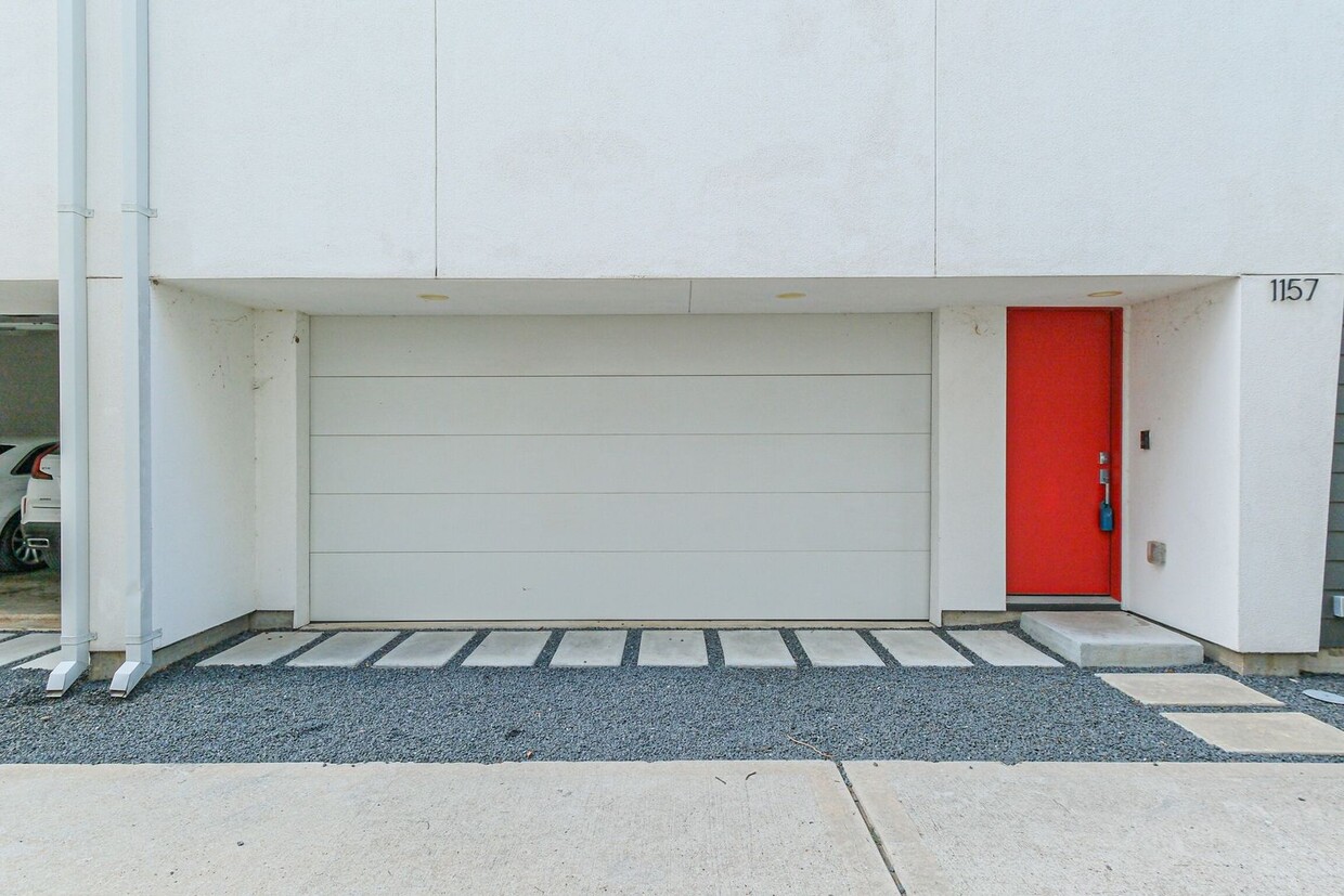 Welcome to this absolutely STUNNING Townhome!! - Welcome to this absolutely STUNNING Townhome!!