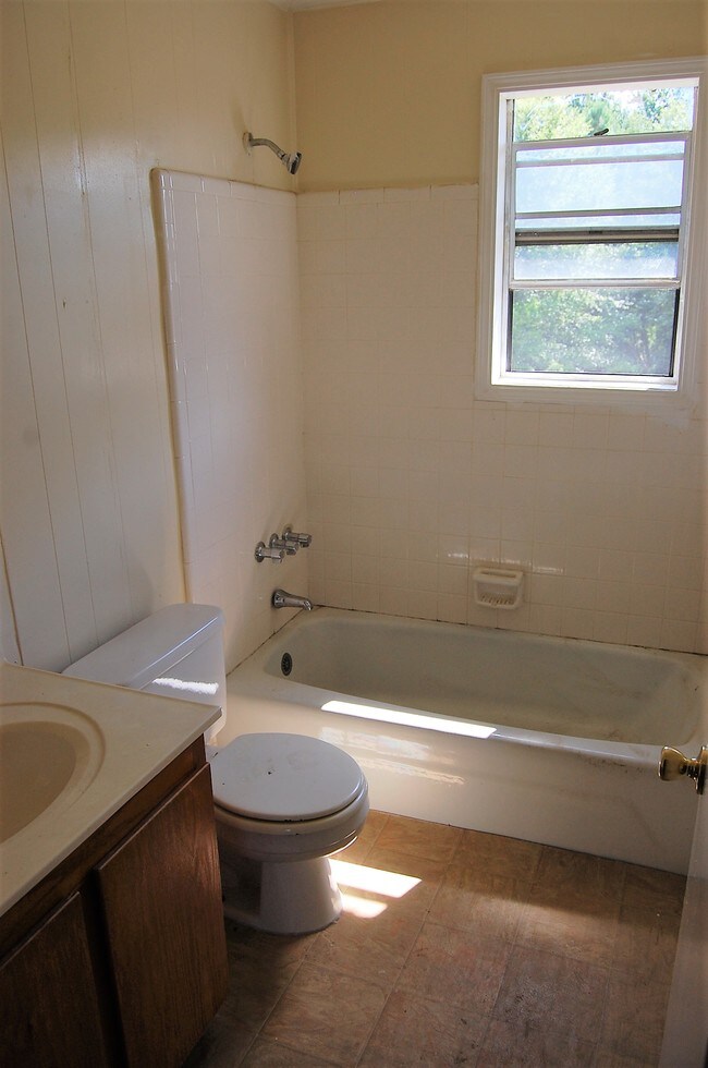 Building Photo - 988 Houck St