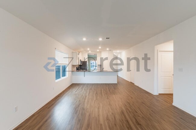 Building Photo - 206 Silver Glen Dr