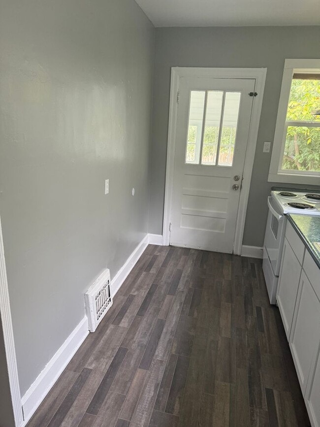 Building Photo - Charming 4 Bedroom Home