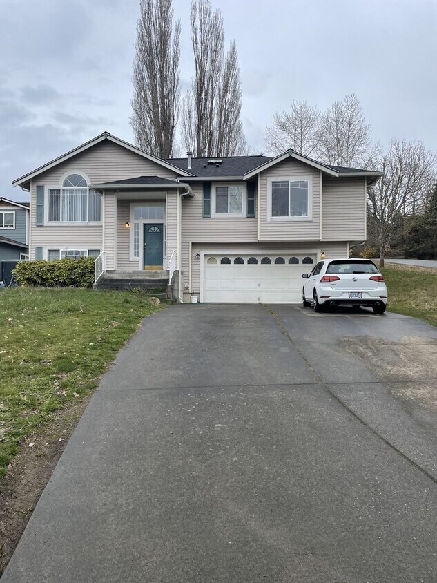 Foto principal - PRELEASING: 4 Bdrm/3 bath house!