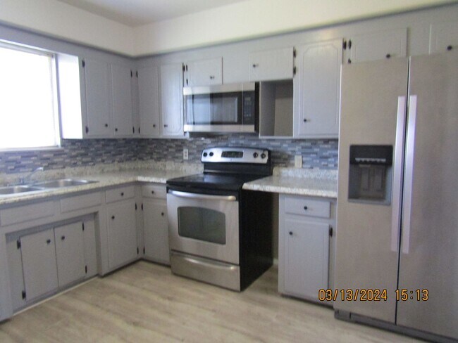 Building Photo - Freshly Painted/New Flooring Home!! Pets N...