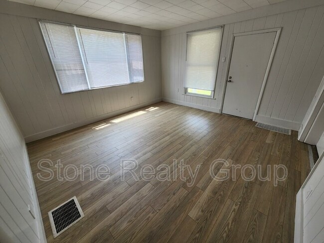 Building Photo - 2401 Garfield Ave