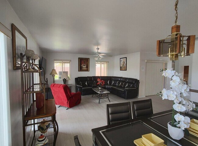 Foto del edificio - 616 White Water Dr