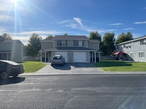 Building Photo - 802 NW Sunburst Ct