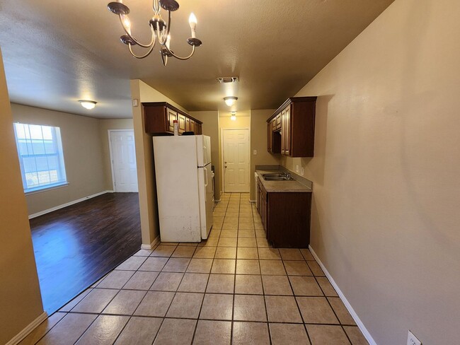 Building Photo - 3 Bedroom Duplex In South Fort Worth