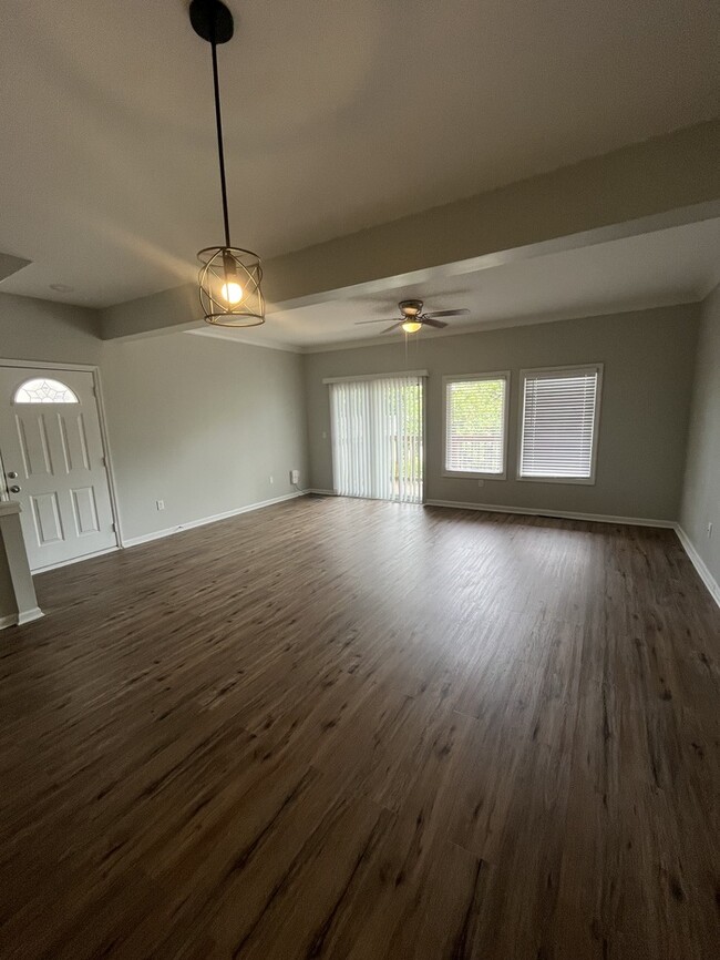 Building Photo - 3-Bedroom Townhome