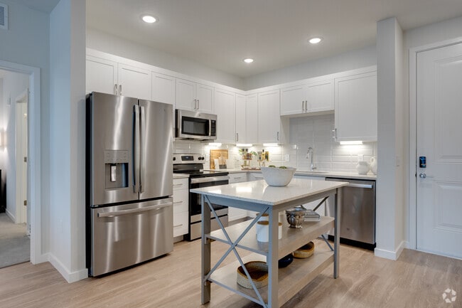2BR, 2BA - 984SF - Bayfront On Sand Lake