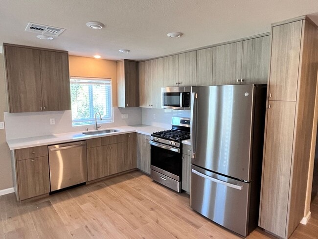 Building Photo - 1 Bedroom In Martinez