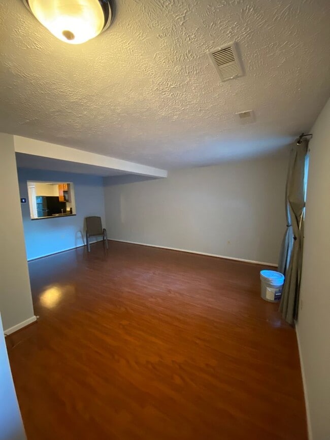 Building Photo - Beautiful 2 Bedroom 2.5 Bath Townhome in S...