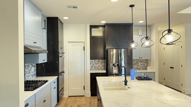 Foto del edificio - Spacious 3 Bedroom 3 Bathroom Home with Bo...