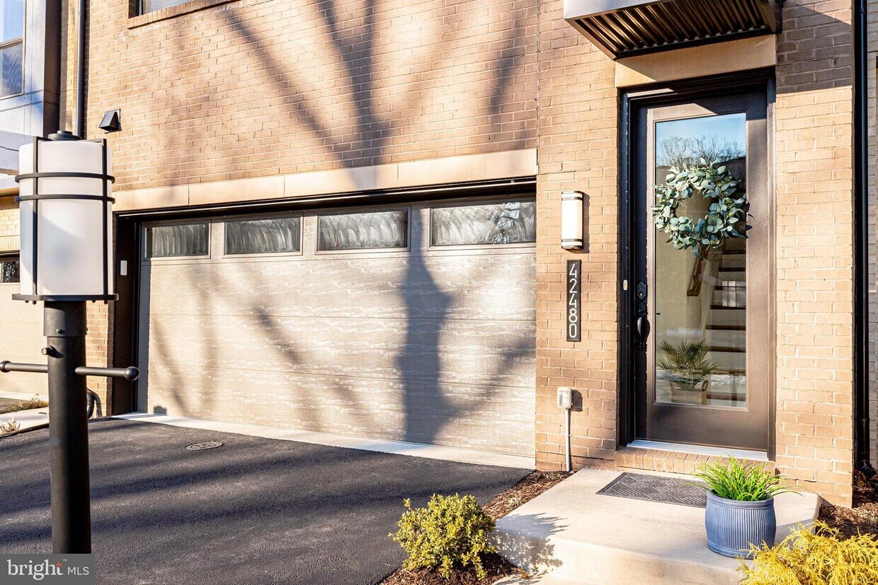 42480 Mildred Lndg Sq, Brambleton, VA 20148 Townhouse for Rent in