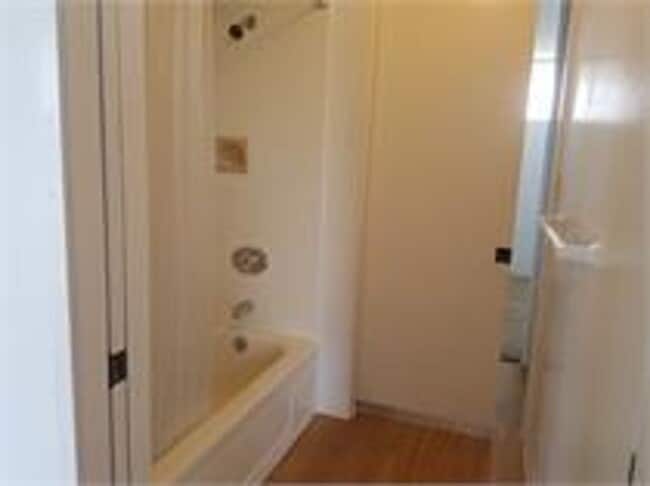 Building Photo - Beautiful golf course views from this Salt Lake - Moanalua condo!