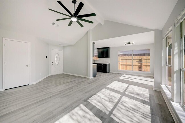 Building Photo - 18723 Spinney Ln