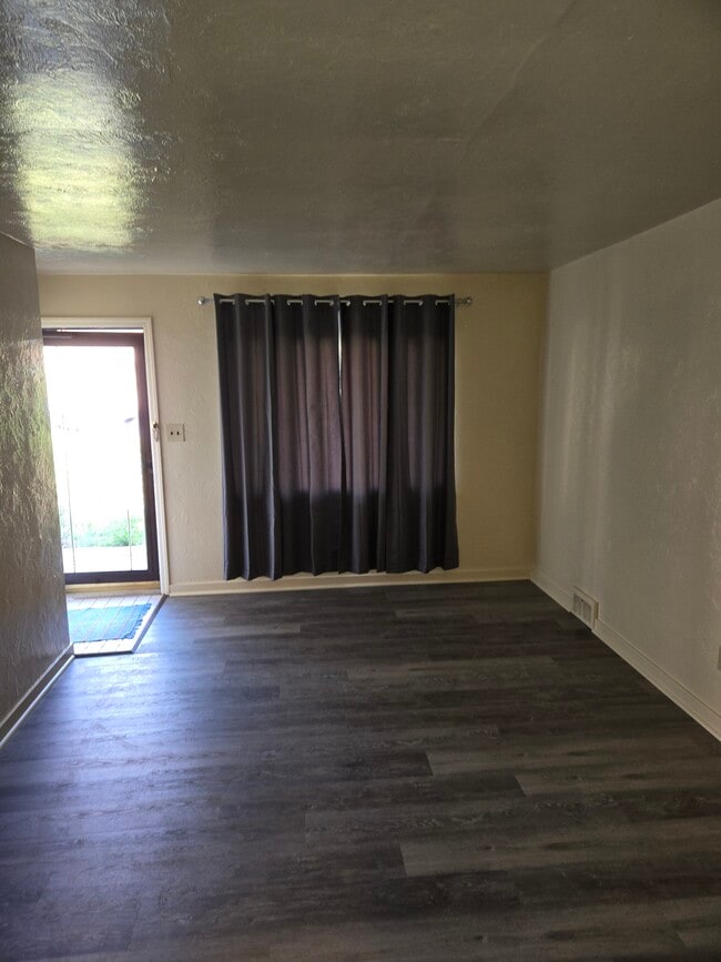 Building Photo - 2064 Dartmore St