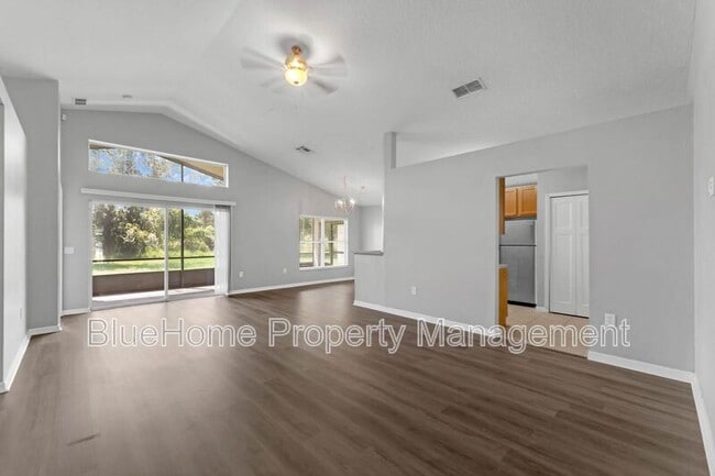 Foto del edificio - 13820 Mirror Lake Dr