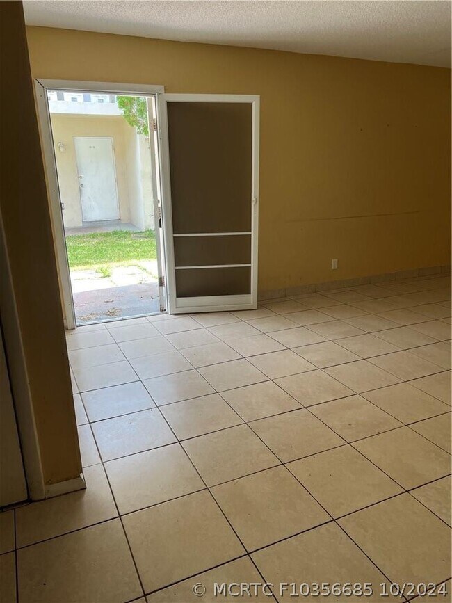 Foto del edificio - 7450 SW 10th St