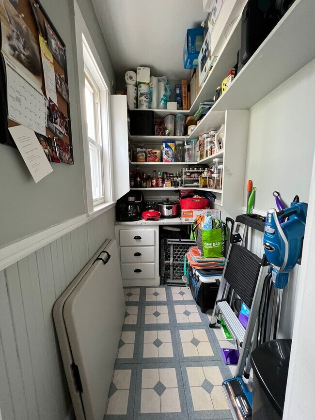 Foto del edificio - No Brokers Fee Oak Sq Area of Brighton, Parking is Included, Eat-in Kitchen