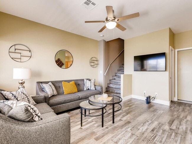 Foto del edificio - **SHORT TERM GATED LUXURY RENTAL** 3BDRM *2.5 BATH* 2 CAR GARAGE