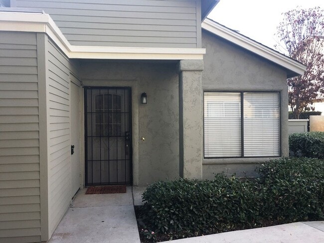 Foto del edificio - Updated End Unit 3 Bedroom Townhome