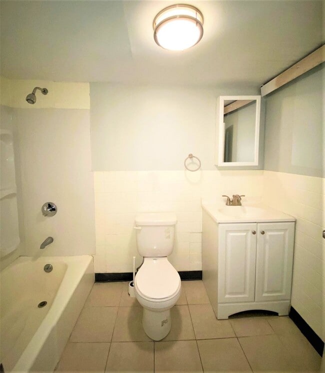 Interior Photo - 298-300 Meridian St