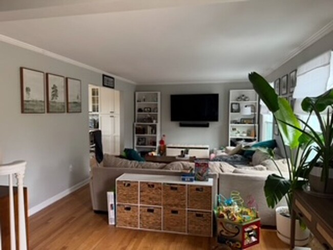 Building Photo - Relaxing and spacious kid friendly house