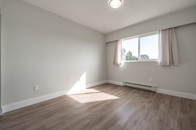 Photo du bâtiment - 1841 Oak Bay Avenue