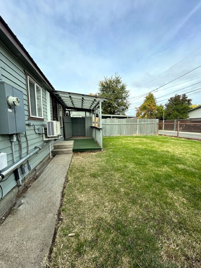 Building Photo - 2 bedroom 1 bathroom Single Family Home