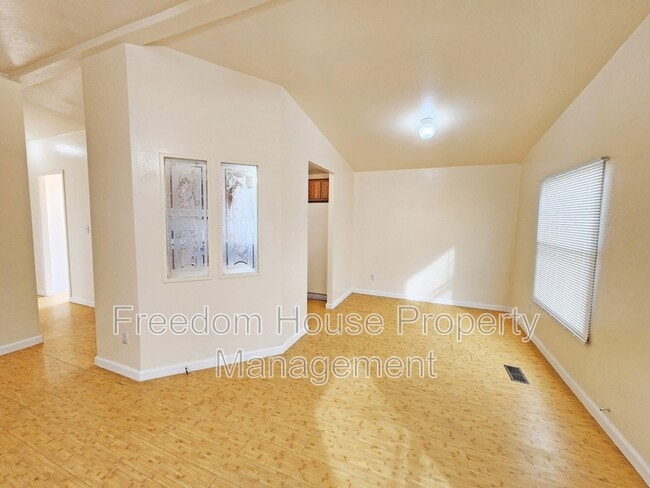 Foto del edificio - 1550 W Irons St