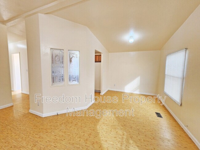 Building Photo - 1550 W Irons St