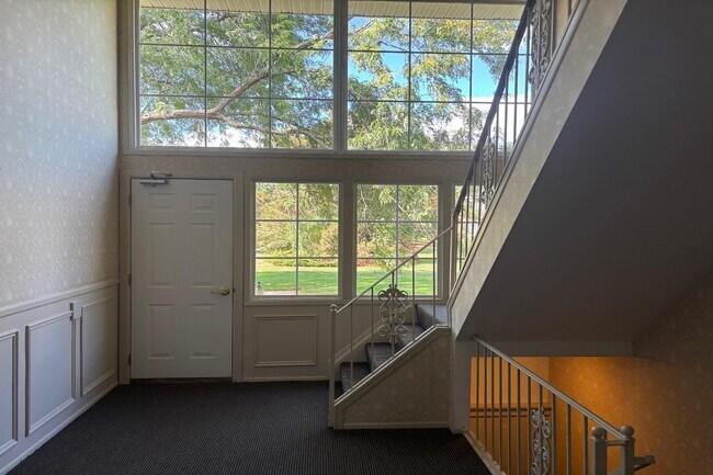 Building Photo - 689 E Fox Hills Dr