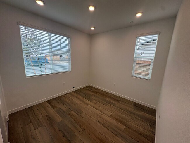 Building Photo - Brand New 5 Bedroom Manteca Home / Downstairs Bedroom & Bath