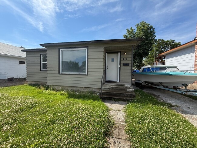 Building Photo - 412 E Lacrosse Ave