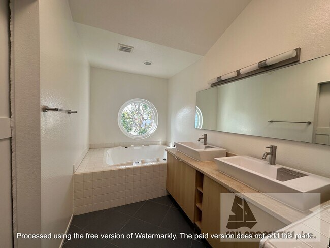 Foto del edificio - Bright & Spacious Huntington Beach Home with Vaulted Ceilings, Community Pool, EV Charger