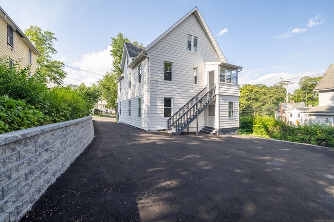 Building Photo - 10 Perry Hill Rd