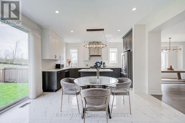 Building Photo - 376 Seaview Heights