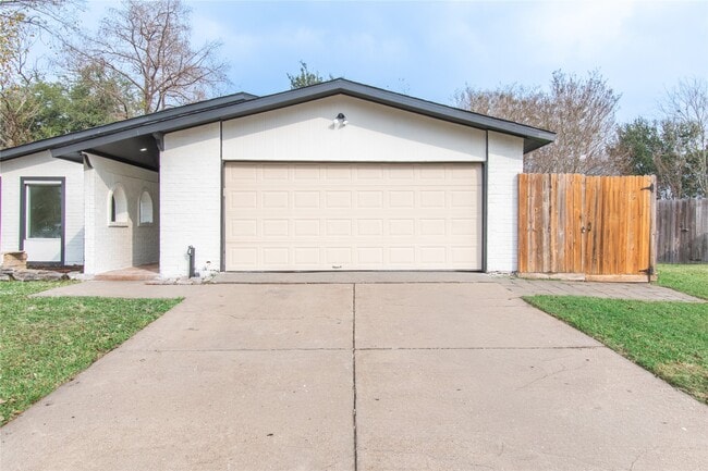 Building Photo - 15411 Sierra Valle Dr